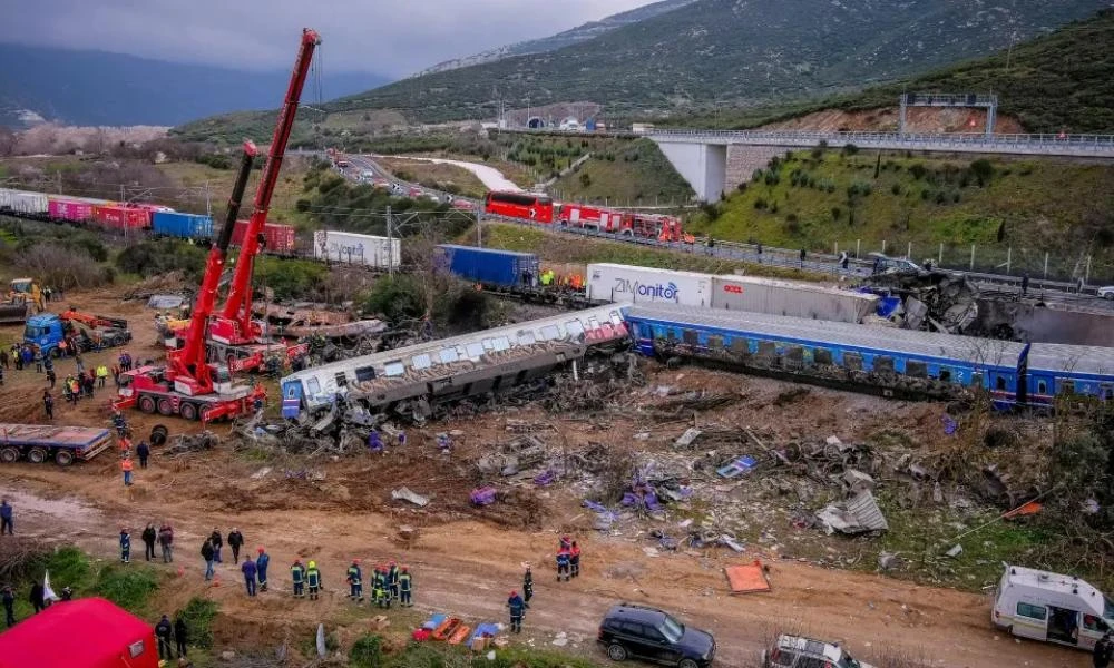 Τέμπη: Μεταφέρονται τα βαγόνια – Επιστρατεύονται σκυλιά για την ανίχνευση DNA
